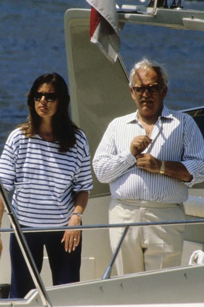 Amante del mar y acostumbrada a navegar desde chica (en esta imagen se la ve en 1990, con su padre, Raniero), las rayas son un básico en su guardarropa cotidiano.