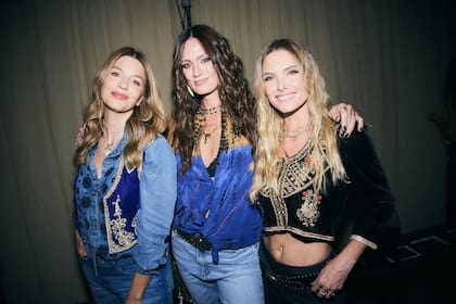 Amantes de las últimas tendencias y siempre dispuestas a pasar un buen rato con amigas, Marcela Kloosterboer, Paula Chaves y Sofía Zamolo dijeron presente en un exclusivo evento de moda, realizado en las Cañitas. Muy cancheras, posaron para las cámaras