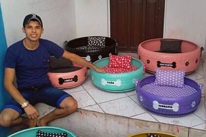 Amarildo Silva de 22 años, recoge neumáticos usados y los reutiliza para ayudar al medio ambiente