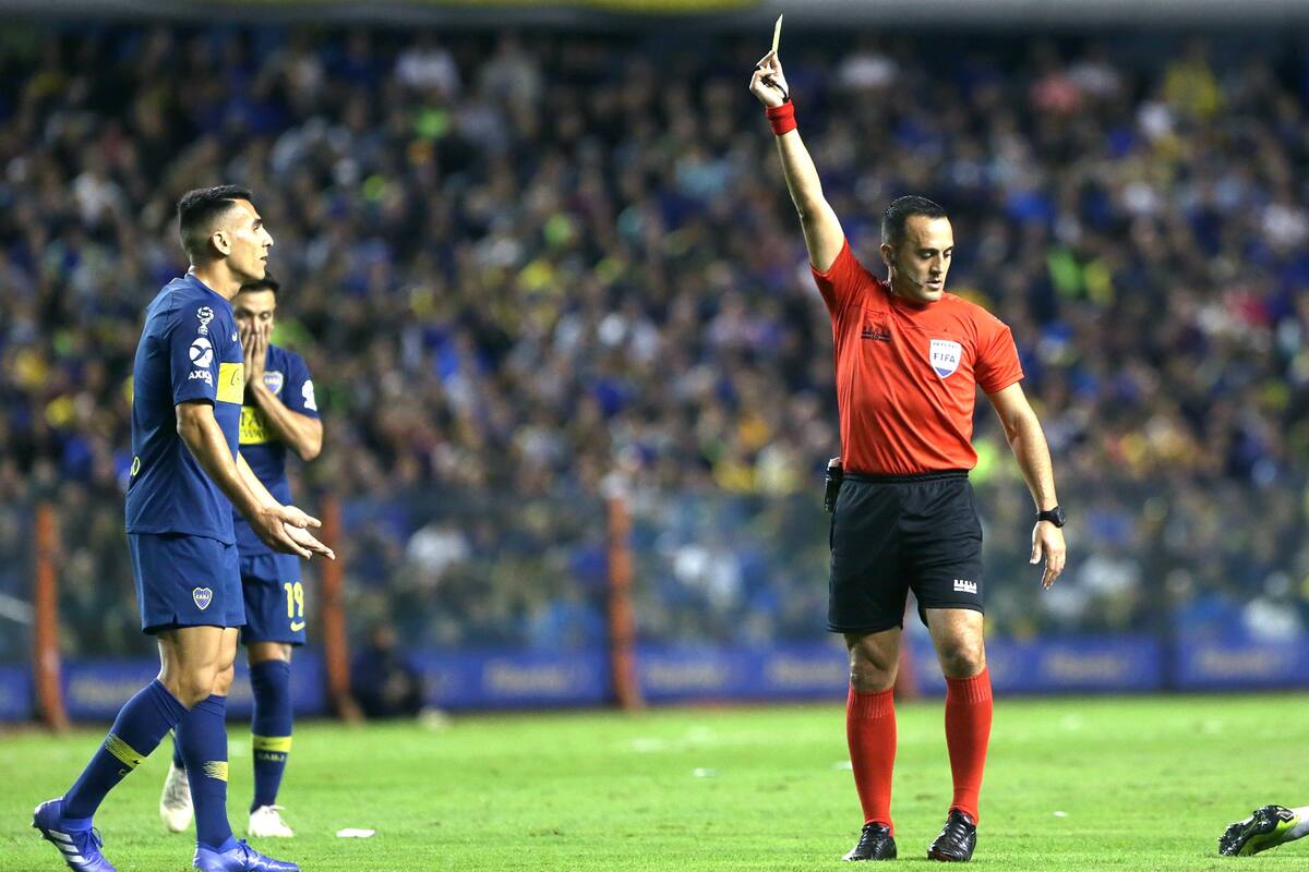 Amarilla de Espinoza a Junior Alonso durante el Boca-Vélez de la polémica