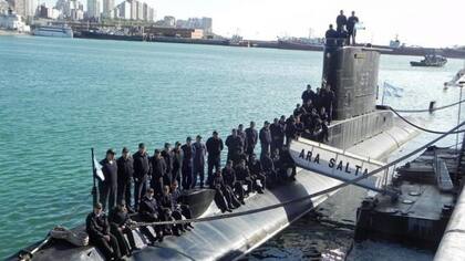 Amarrado en la Base Naval de Mar del Plata, el ARA Salta sigue formando submarinistas: a bordo, los alumnos aprenden las rutinas y la vida dentro de un submarino