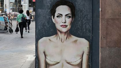"Ámate a ti misma", mural de Alexsandro Palombo en el que retrató a Angelina Jolie mostrando los signos de una mastectomía en el Día Mundial contra el Cáncer de Mama, en la Piazza San Babila, Milán, mayo de 2023