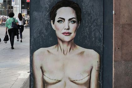 "Ámate a ti misma", mural de Alexsandro Palombo en el que retrató a Angelina Jolie mostrando los signos de una mastectomía en el Día Mundial contra el Cáncer de Mama