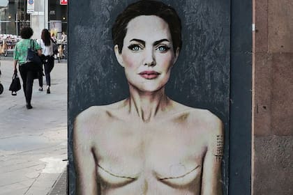 "Ámate a ti misma", mural de Alexsandro Palombo en el que retrató a Angelina Jolie mostrando los signos de una mastectomía en el Día Mundial contra el Cáncer de Mama