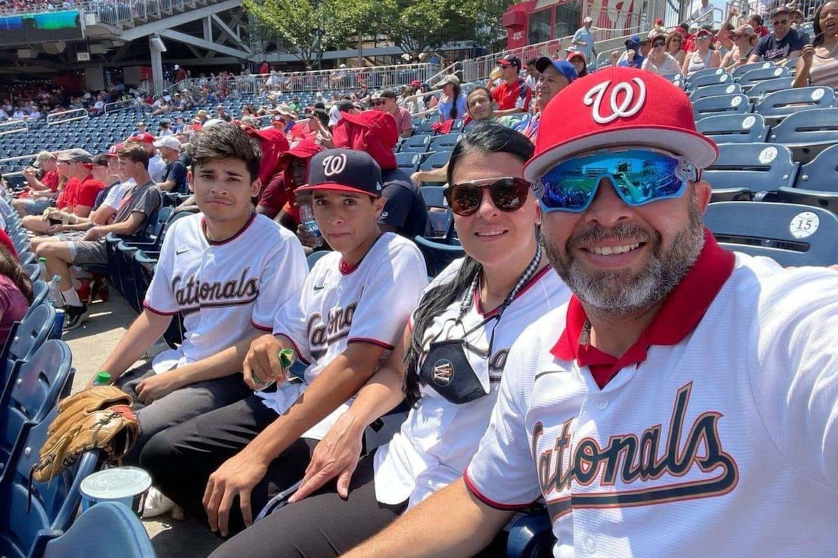 Amaury Monsalve, conocido como “Coach A”, junto a su esposa Aniushka y sus dos hijos