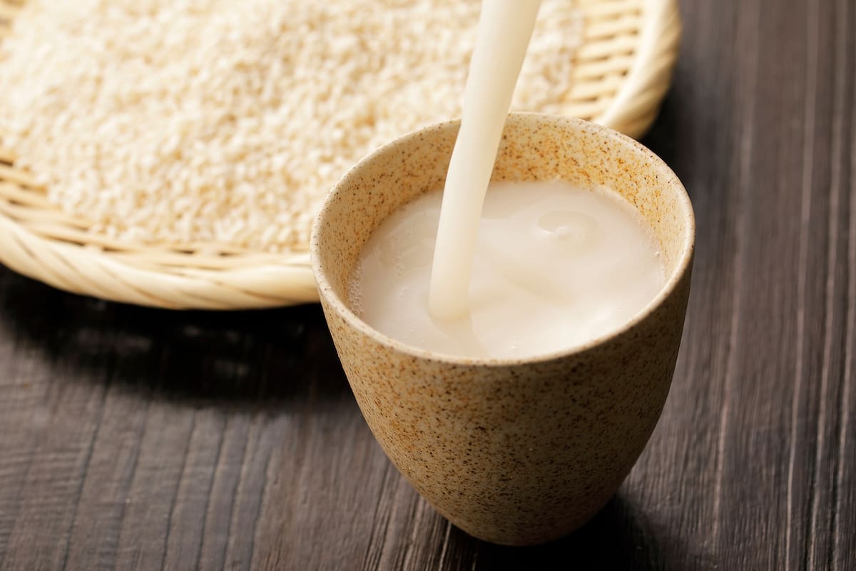 Amazake es una dulce bebida hecha con arroz fermentado