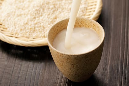 Amazake es una dulce bebida hecha con arroz fermentado