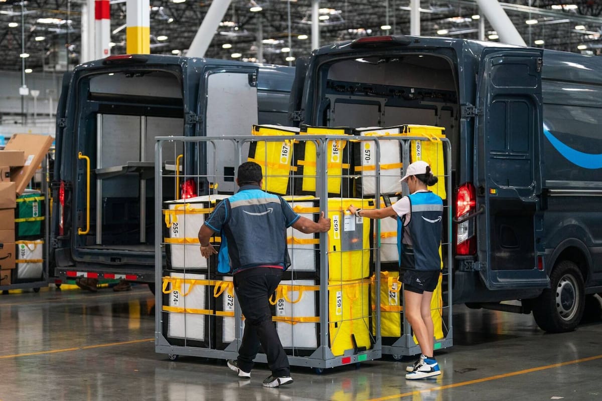 Amazon anuncia incremento salarial en EE.UU. para mejorar su red de logística y transporte
