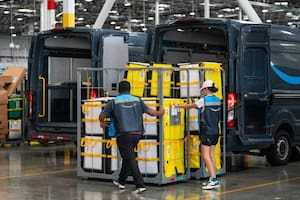 Amazon anuncia incremento salarial en EE.UU. para mejorar su red de logística y transporte