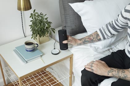 Amazon Echo Tap, la versión inalámbrica y portátil del parlante inteligente con el asistente virtual Alexa, que la compañía liderada por Jeff Bezos lanzó al mercado en 2014