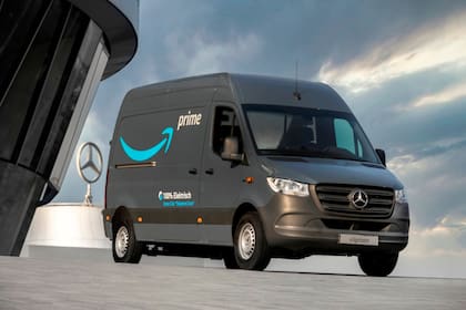 Amazon, el gigante mundial del comercio online, anunció la mejora de su flota de reparto en Europa con la compra de 1.800 vehículos eléctricos de Mercedes Benz
