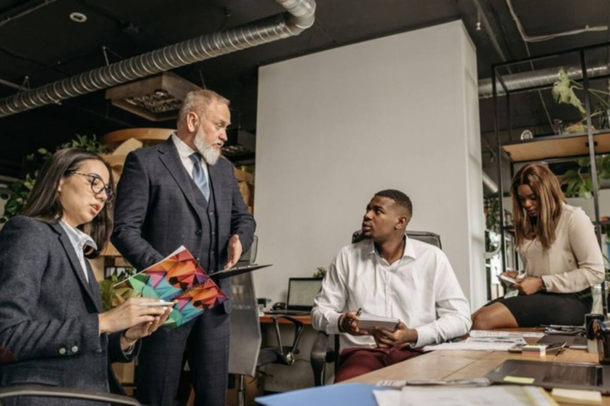 Amazon ofrece empleos bien pagados en logística, servicio al cliente, y técnicos de IT sin requerir estudios universitarios