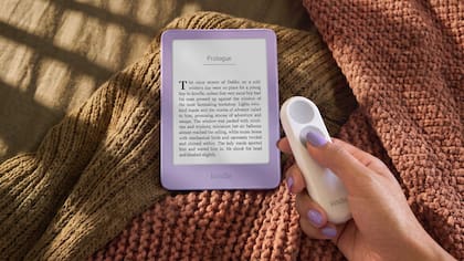 Amazon presentó un pasa hojas Bluetooth para sus nuevos Kindle