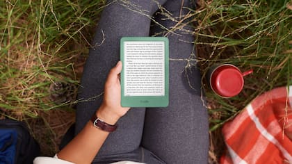 Amazon renovó sus Kindle más básicos en 2024 con la 11va generación, un equipo con un panel de tinta electrónica de 6 pulgadas y 300ppp