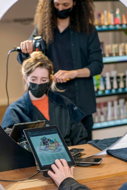 Amazon Salon es una peluquería que la compañía abrió en Londres, y que usa realidad aumentada para simular cómo se verán cortes y tinturas en las cabezas de la clientela
