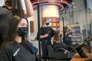 Amazon Salon es una peluquería que la compañía abrió en Londres, y que usa realidad aumentada para simular cómo se verán cortes y tinturas en las cabezas de la clientela