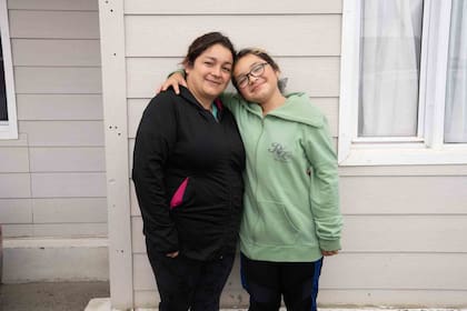 Ámbar Benítez con su mamá, Mirna Larrosa.