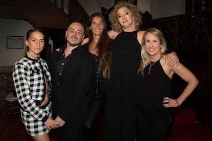 Ámbar, César Eloy, Juana, Andrea Garrone y Josefina Basaldua.