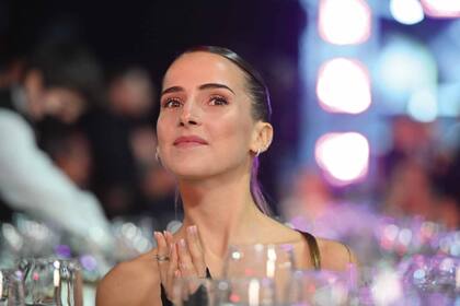 Ámbar de Benedictis impactó con su look: strapless corto de Daels, guantes largos y pony tail tirante