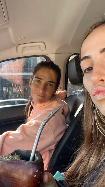 Ámbar de Benedictis junto a su madre Juana Viale en la previa al festejo de sus 20 años