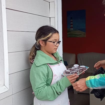 Ambar y sus alfajores.