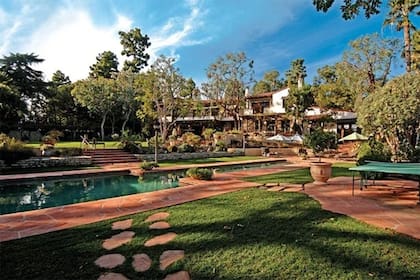 Ambas propiedades se encuentran cerca de Coldwater Canyon Park.