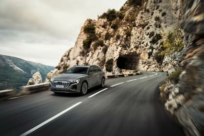 Ambas versiones cuentan con tracción quattro, una potencia de 408 CV y un torque de 664 Nm, permitiendo una aceleración de 0 a 100 km/h en solo 5,6 segundos