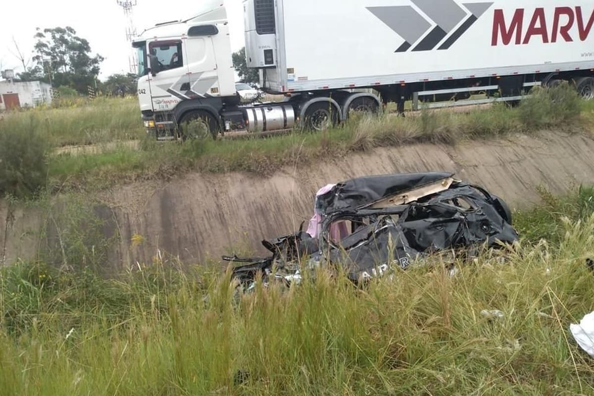 Ambas víctimas murieron en el instante luego de que el auto cruzara la ruta y embistiera contra un Chevrolet Prisma que viajaba desde el norte
