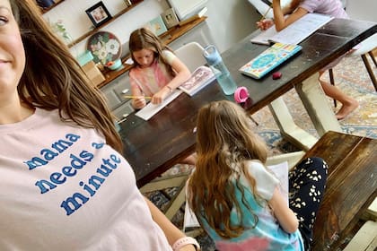 Amber Cessac se toma un selfie mientras cuida a sus hijas en Georgetown, Texas el 9 de septiembre del 2021. Para millones de padres de niños menores, la crisis del COVID no sólo ha provocado preocupación por la enfermedad misma sino también fatiga y frustración (Amber Cessac via AP)