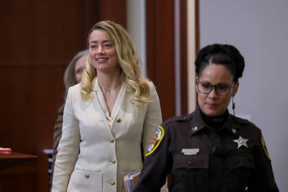 Amber Heard ingresando al tribunal de Virginia donde se desarrolla el juicio por difamación que le inició su expareja Johnny Depp