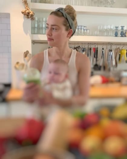Amber Heard junto a su pequeña hija en una de las tantas postales que compartió en rede sociales
