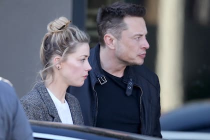 Amber Heard y Elon Musk, en 2017, cuando ya habían hecho público su romance. Ahora es a él a quienes testigos acusan de haber golpeado a la actriz