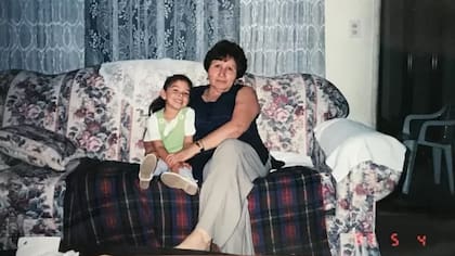 Amber Nuño de pequeña con su abuela Gloria