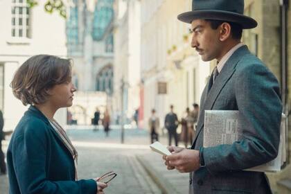 Ambientada en Inglaterra en 1925, la historia arranca con una fiesta de alta sociedad en una mansión rural