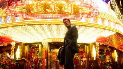 "Ambientada en Shanghái de los años 90, la serie sigue el ascenso de un hombre común, Ah Bao, en su transformación hasta ser conocido como el célebre magnate Sr. Bao