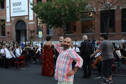 Ambientador de la noche porteña y diseñador de una moda disruptiva, el artista más provocador de la escena local vuelve al ruedo con la muestra ¿Sentiste hablar de mí?