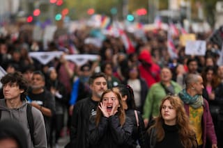 Ambientalistas chilenos plantan cara a Kast en marcha por el Día Mundial del Agua