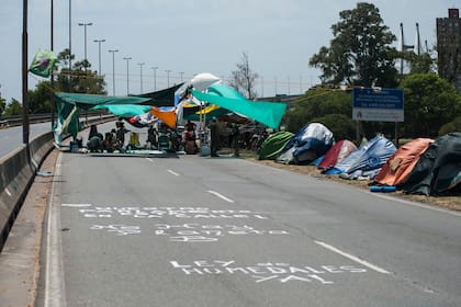 Ambientalistas cortan el puente que une Rosario-Victoria, que une Santa Fe con Entre Ríos, en reclamo de que se apruebe la ley de humedales; la fila de camiones hacia el complejo agroindustrial que exporta el 80% de los granos argentinos se extendía por tres kilómetros