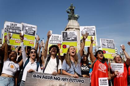 Ambientalistas y organizaciones políticas protestaron frente al Congreso contra la reforma de la Ley de Glaciares
