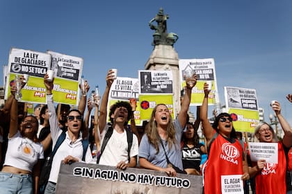Ambientalistas y otras organizaciones se manifestaron en contra la reforma en la ley de glaciares antes de su aprobación en el Senado