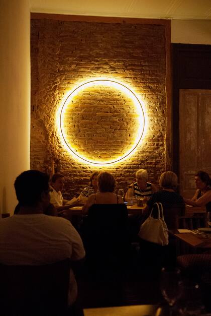 Ambiente cálido en el salón principal de Lamaloka, la casona que reformaron en el centro de Mercedes para abrir el restaurante en abril de 2022.