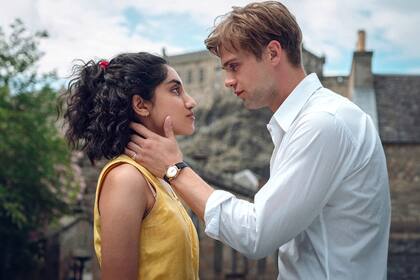 Ambika Mod y Leo Woodall y Siempre el mismo día, el gran éxito de Netflix.