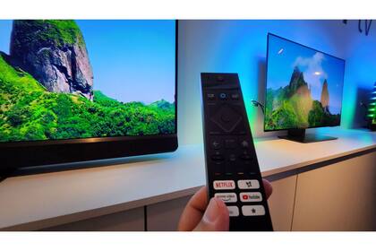 Ambilight sigue siendo la carta fuerte que juega la compañía en sus televisores; se la configura desde el control remoto
