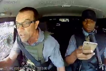 Ambos actúan de forma organizada para huir del atraco