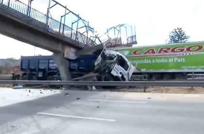 Ambos camiones quedaron atrapados bajo el puente peatonal