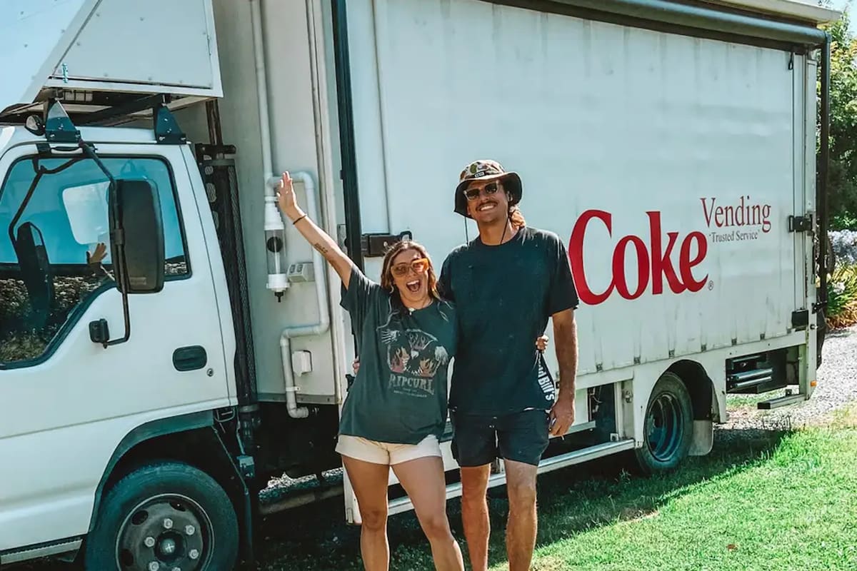 Ambos compartían el deseo de explorar Australia y para ahorrar dinero decidieron vivir en un camión Isuzu del 2005 remodelado.