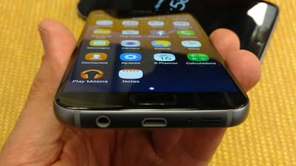 Ambos equipos mantienen el diseño del S6, con vidrio al frente y atrás, y bordes más redondeados, notable sobre todo en la versión Edge