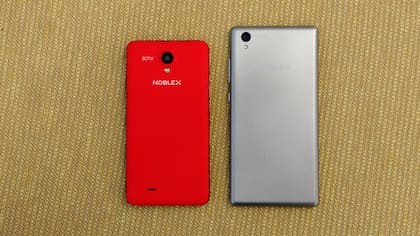 Ambos equipos vienen con una carcasa de otro color para cambiarle el aspecto al teléfono