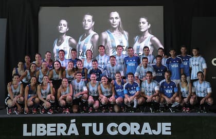 Ambos planteles, durante la presentación de la indumentaria de Adidas para Río 2016