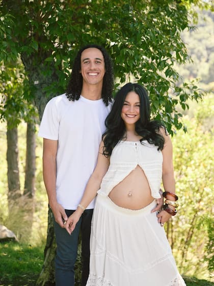 Ambos posaron muy felices para anunciar la llegada del bebé (Foto: Instagram @vanessahudgens)